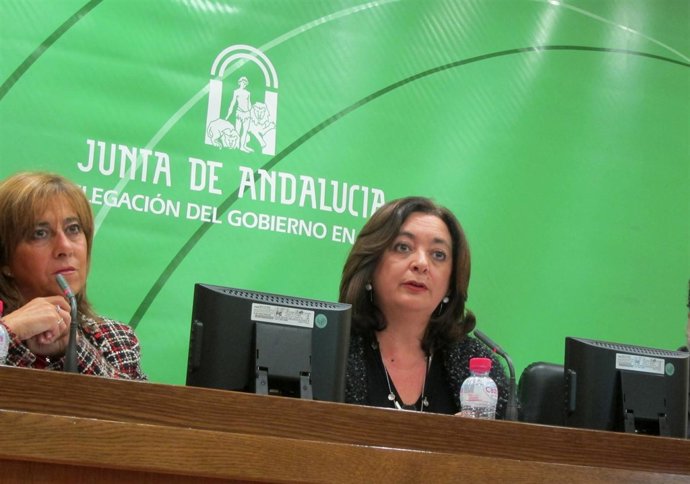 La consejera de Educación, Mar Moreno (d), con la delegada Purificación Gálvez.
