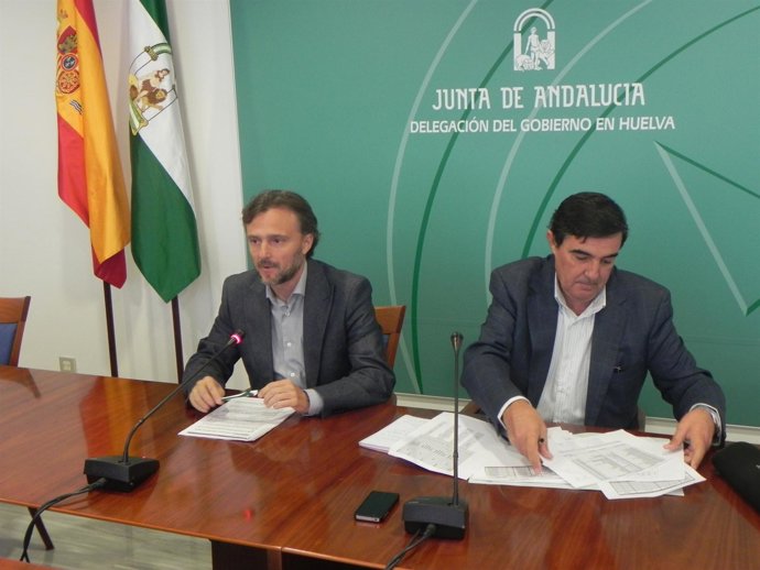 El delegado de la Junta en Huelva, José Fiscal, junto a Vicente Zarza. 
