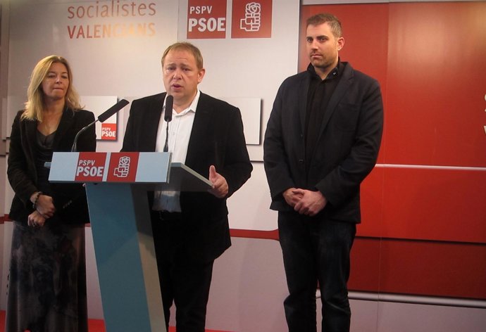 José Manuel Orengo (centro) en la sede del PSPV