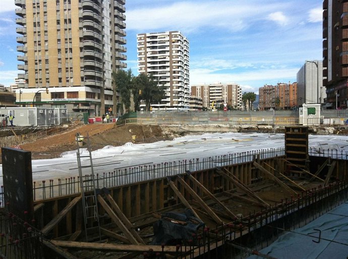 Instalación de la cubierta del túnel en la estación Guadalmedina del metro