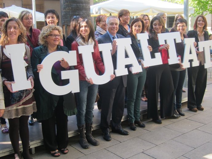 Pere Navarro, con una representación de mujeres del partido