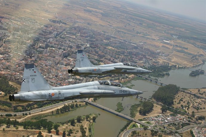 Aviones F-5 sobrevuelan Badajoz