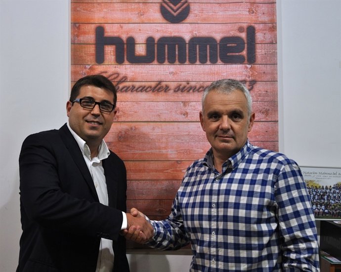 José Luis Escañuela con Hummel