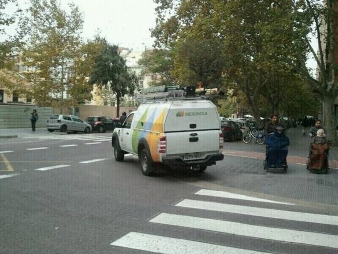 Furgoneta De Iberdrola Frente A La Conselleria De Sanidad