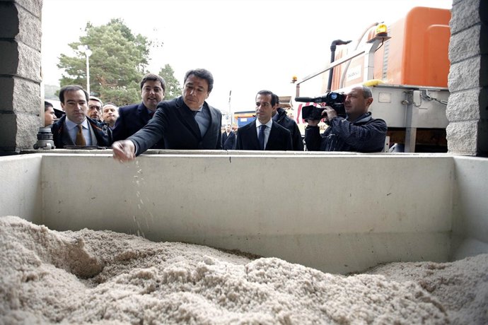 Ignacio González compueba la sal ante las incremencias invernales