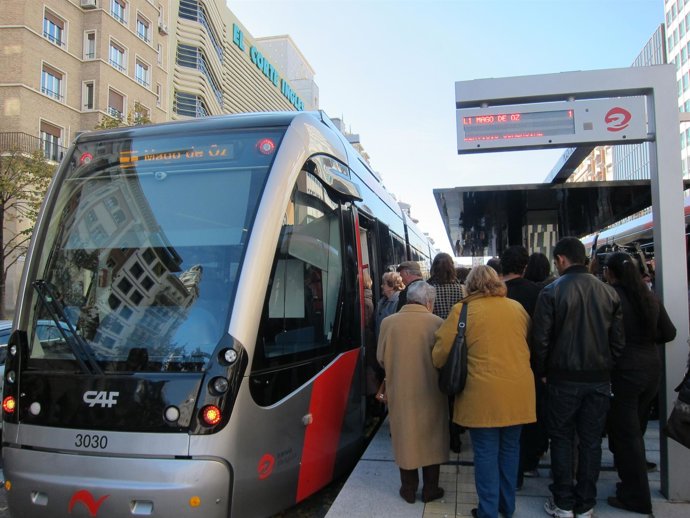 Viajeros suben al tranvía en Plaza de España