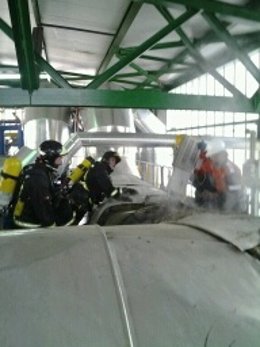 Bomberos en la planta de Arcelor Mittal, en Lesaka.