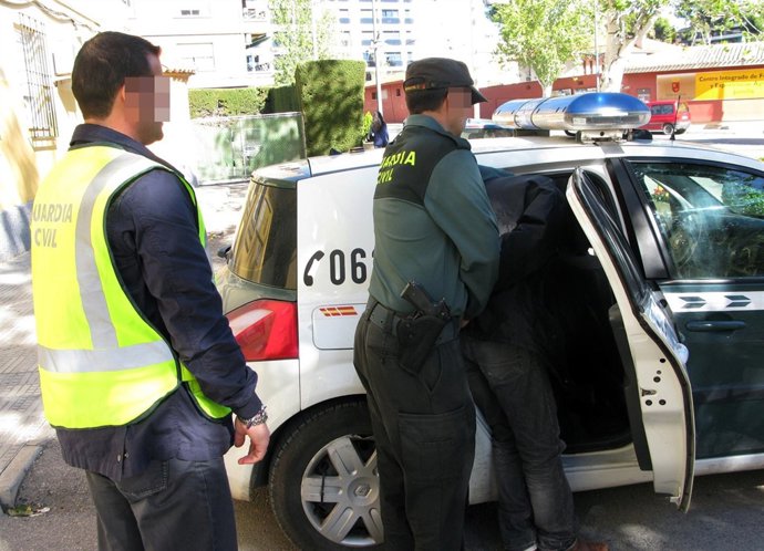 La Guardia Civil detiene a una persona por estafar con el timo del "negativo" 