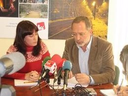 Los concejales María Sánchez y Manuel Saravia en rueda de prensa