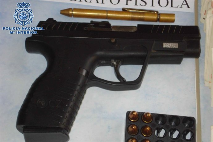 Pistola y boligrado revolver intervenidos en el punto de venta de droga