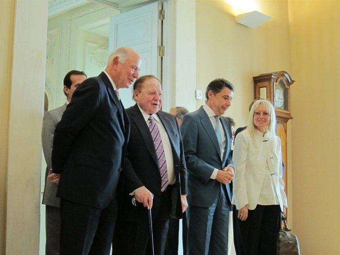 Adelson con González