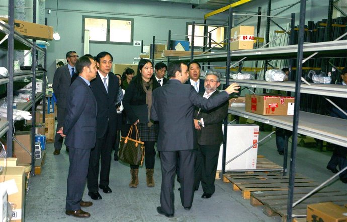 La delegación china visitando una de las empresas.