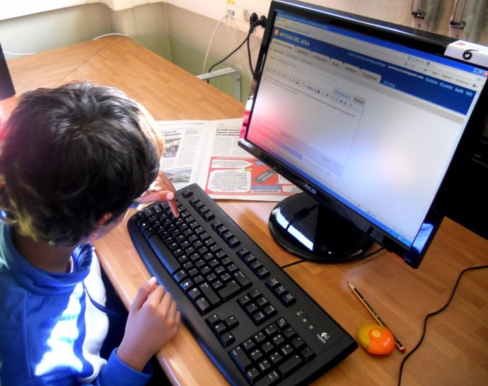 Un escolar aprende a navegar por Internet 