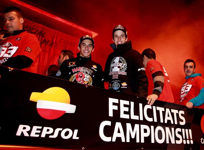 Marc Márquez y su hermano Álex celebran sus títulos