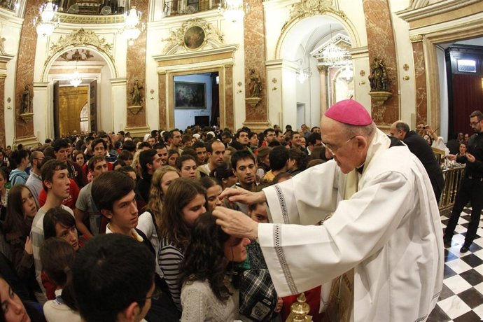 Monseñor Osoro Con Los Jóvenes Participantes En La Vigilia De Oración.