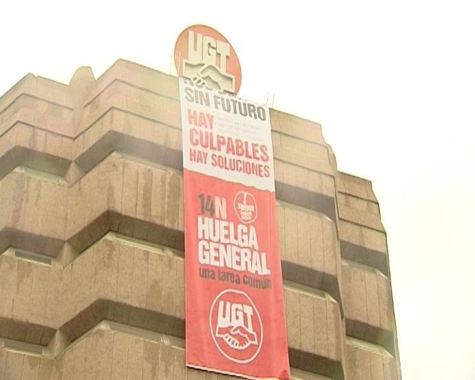 Pancarta desplegada en la sede madrileña de UGT