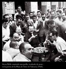 Instantánea De O. Wells Comiendo Paella Incluida En La Invitación A La Muestra.