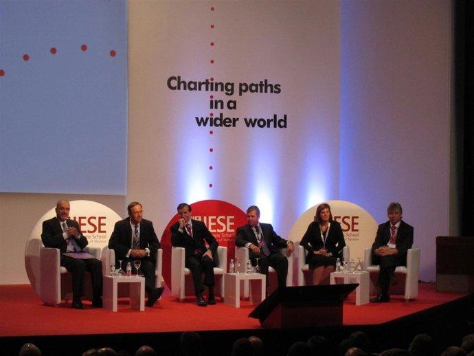 Jordi Canals, IESE (tercero por la izquierda)