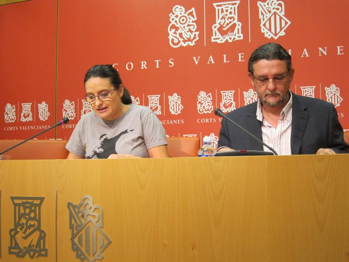 Juan Ponce junto a Mònica Oltra En una Rueda De Prensa 
