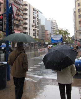 Dos Personas Caminan Bajo La Lluvia 