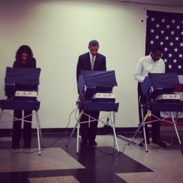 El presidente de EEUU, Barack Obama, votando por adelantado.