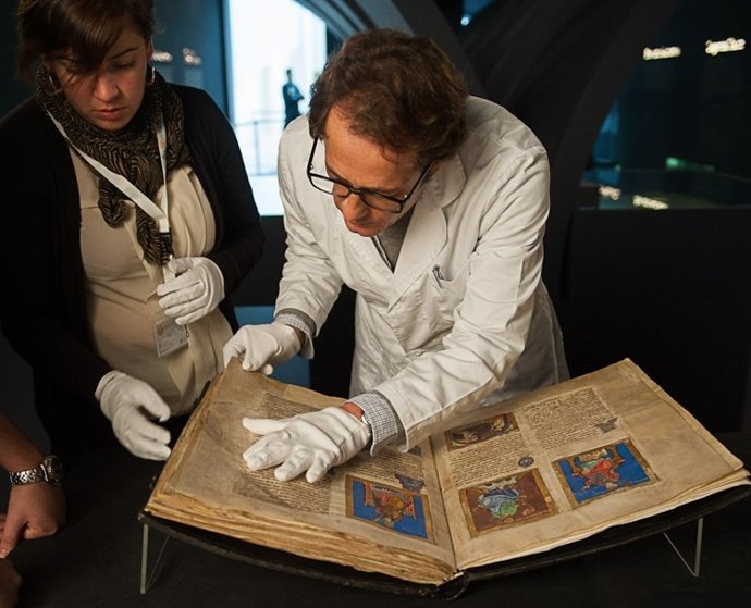 Técnicos revisan en estado de los ejemplares de 'Códices'