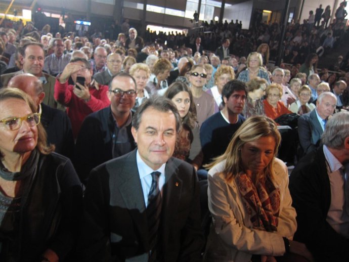 El pte.Del Govern A.Mas, su mujer H.Rakosnik, la vicepta.J.Ortega (UDC)