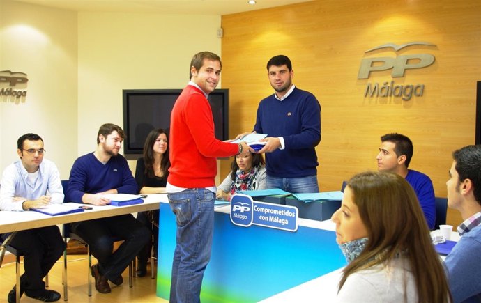 Luis Verde entrega avales para presidir NNGG