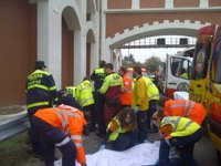 Herido grave un policía municipal arrollado por un vehículo cuando señalizaba un accidente en la A-2