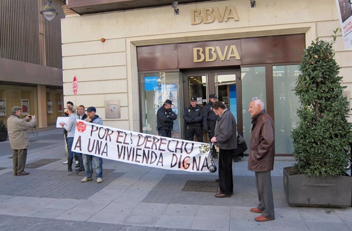 Concentración contra los desahucios en la sucursal de BBVA de la calle Santiago