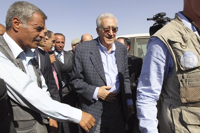 Lajdar Brahimi,  en en el campamento jordano de Zaatari