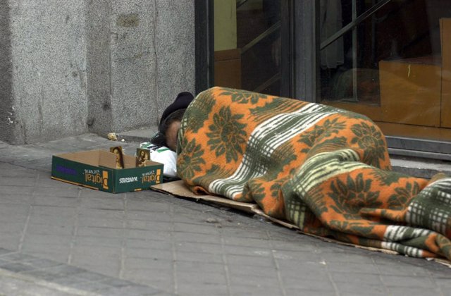 Mendigo durmiendo en las calles de Madrid
