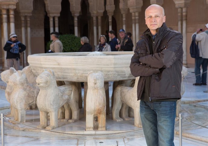 Francisco Lamolda en el Patio de los Leones de la Alhambra