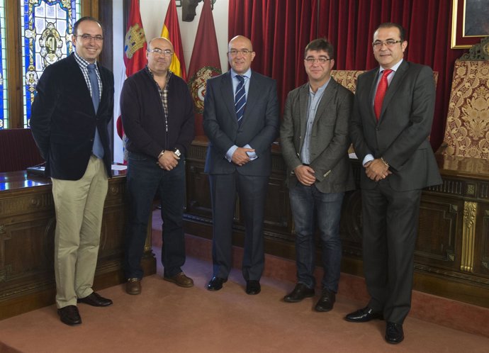 Carnero, en el centro, con los representantes de los Grupos de la Diputación