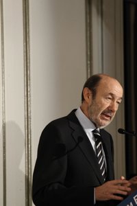 Almunia cree que Rubalcaba aguantará la crisis del PSOE