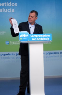 El secretario general del PP-A, José Luis Sanz, enseña facturas de una VISA