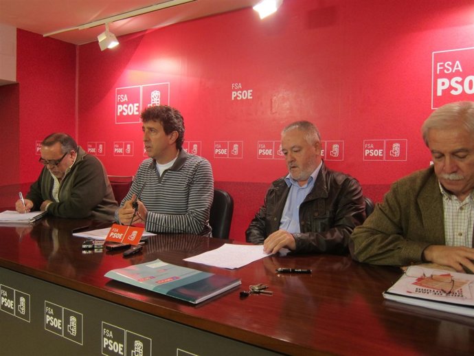 Gutiérrez, segundo por la izquierda, en rueda de prensa con los sindicatos.