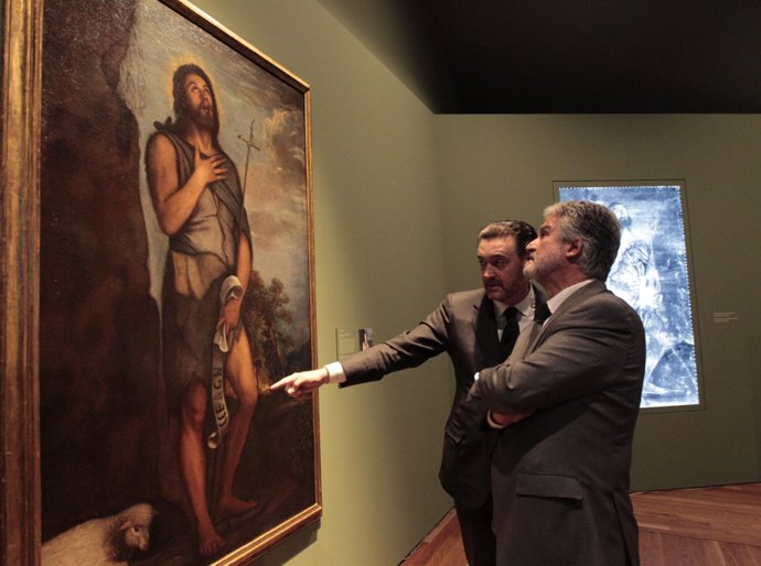 El director del Prado y Manuel Marin con el San Juan Bautista de Tiziano
