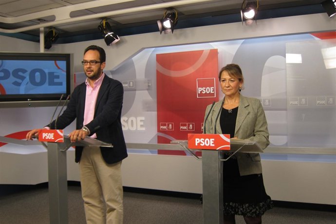 Inmaculada Rodríguez Piñero y Antonio Hernando (PSOE), en rueda de prensa