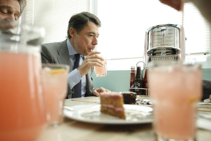 González tomando un zumo en una visita a un local