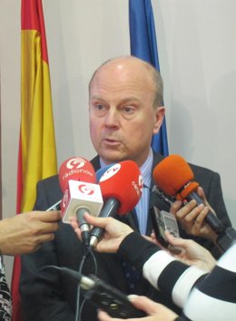 El Conseller De Economía, Máximo Buch, Atiende A Los Medios