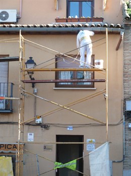 Albañil en una obra de construcción