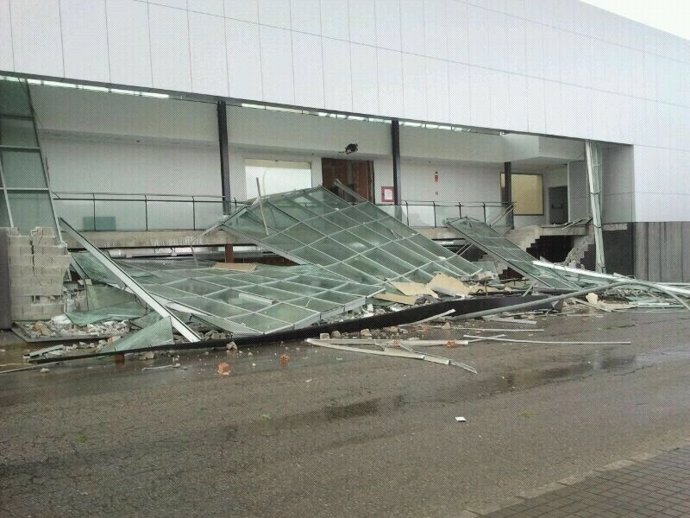 Daños por vientos en el CARE entre El Viso y Mairena del Alcor (Sevilla)