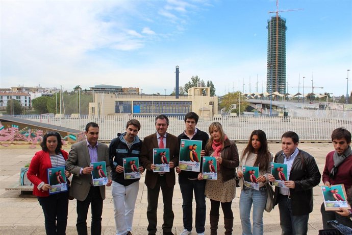 Espadas junto a los miembros de las JSA.