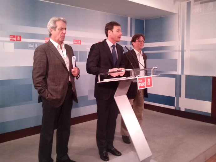 Tomás Gómez con los secretarios generales de CCOO y UGT Madrid