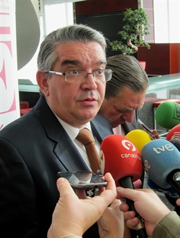 El Conseller José Manuel Vela Atiende A Los Medios Antes Del Pleno De AVE.