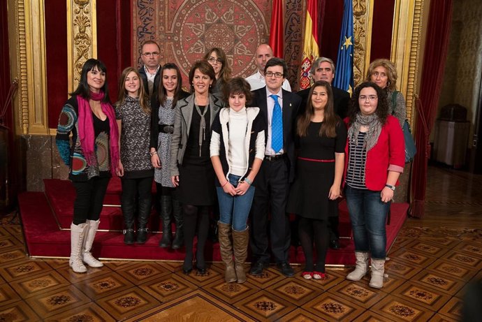 La presidenta Yolanda Barcina, con alumnas premiadas.