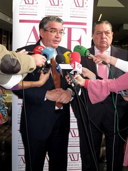 Vela Y Boluda Atienden A Los Medios Antes Del Almuerzo De Trabajo De AVE.