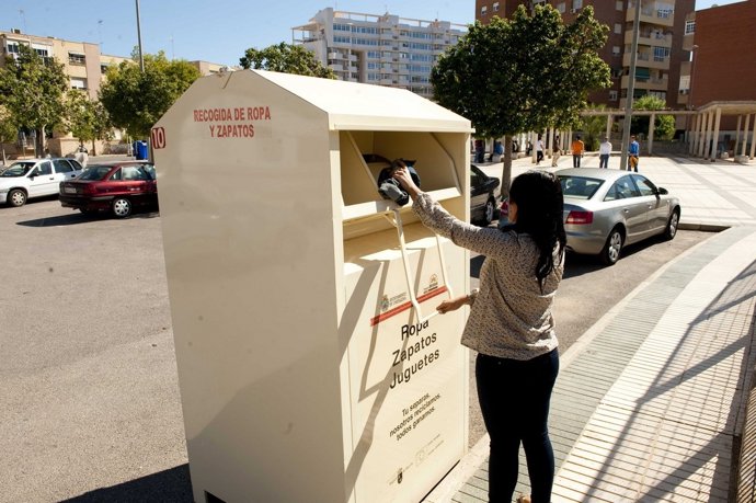 Contenedor recogida de zapatos y ropa