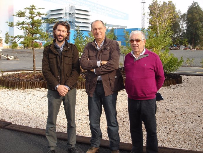 Miembros de Endesa y de Proyecto Hombre en Huelva. 